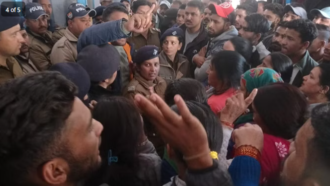 लोगों को हंगामा