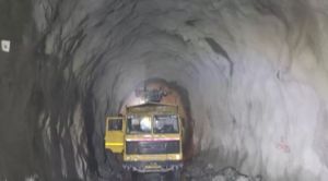 कर्णप्रयाग-ग्वालदम राजमार्ग पर सुरंग दे रही खतरे को न्योता