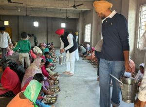 आजाद नगर गुरुद्वारे में गुरु पर्व पर आयोजित किया गया लंगर