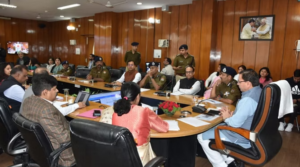 बैठक लेते सीएम धामी