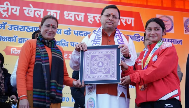 सीएम ने खिलाड़ियों को किया सम्मानित