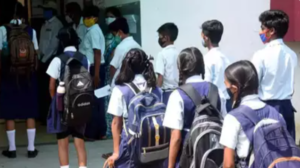 स्कूल जाते छात्र