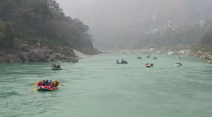 गंगा में रिवर राफ्टिंग का लुत्फ उठाते पर्यटक