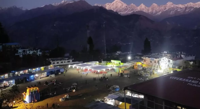 पिथौरागढ़ के मुनस्यारी में महोत्सव के लिए सजा मैदान