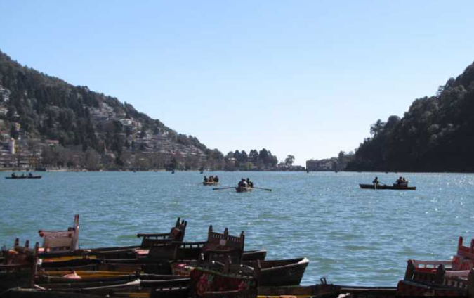 नैनीताल में दोपहर तक गुनगुनी धूप खिली रही, फिर कोहरा छा गया