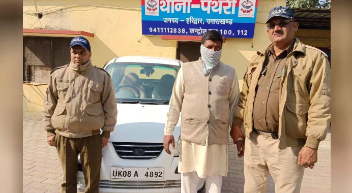 कार में गाय ले जा रहे गौ तस्कर को पुलिस ने घेराबंदी कर दबोचा
