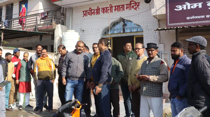 हर्रावाला स्थित काली मंदिर में घटना के बाद जमा हिंदू संगठन के कार्यकर्ता