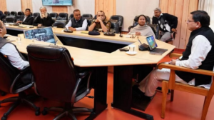 बैठक लेते सीएम धामी