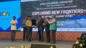 उत्तराखंड को श्रेष्ठ साहसिक पयर्टन राज्य का पुरस्कार प्राप्त करते पर्यटन सचिव सचिन कुर्वे