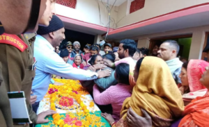 बेटे के पार्थिव शरीर को देख बिलख पड़ी मां