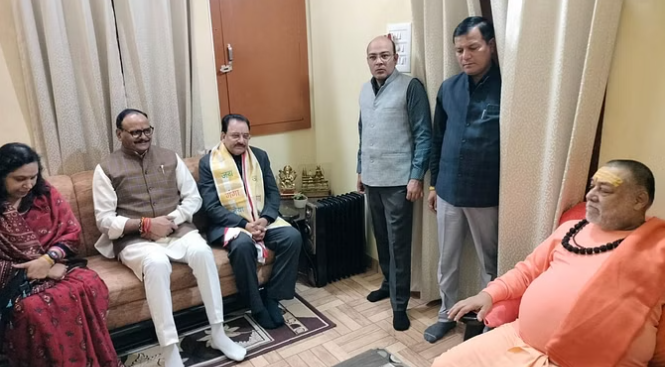 स्वामी राजराजेश्वराश्रम से मिले केंद्रीय रक्षा राज्य मंत्री और यूपी के उपमुख्यमंत्री
