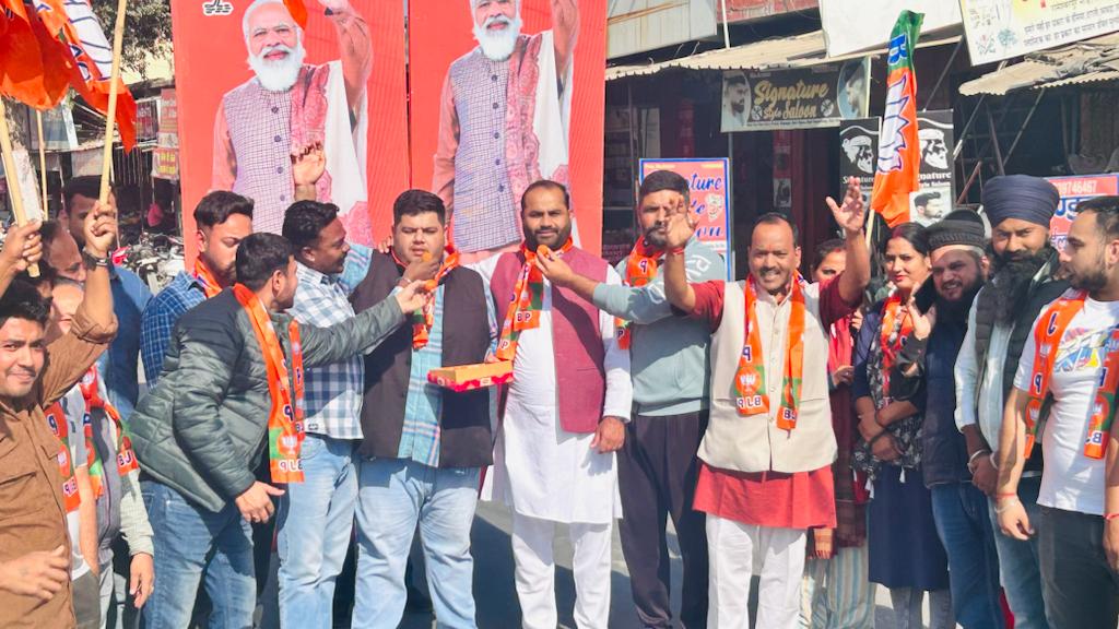 सासंद प्रतिनिधि जल्होत्रा के नेतृत्व में भाजपा कार्यकर्ताओं ने बाटी मिठाई