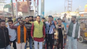 तीन राज्यों में मिल रही बढ़त पर सक्सेना सहित दर्जनों कार्यकर्ताओं ने किया मिष्ठान वितरण