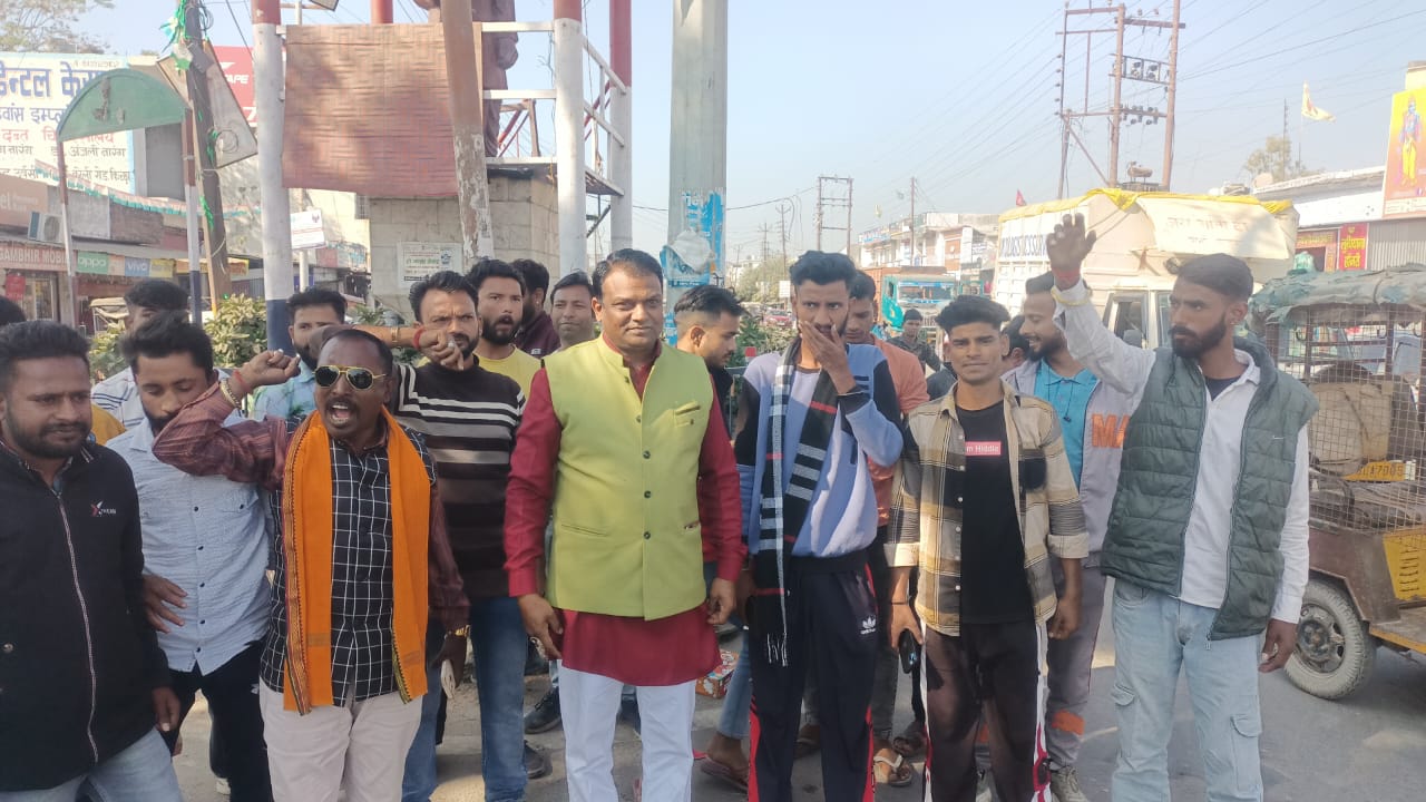 तीन राज्यों में मिल रही बढ़त पर सक्सेना सहित दर्जनों कार्यकर्ताओं ने किया मिष्ठान वितरण