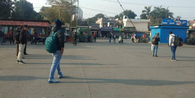 आईएसबीटी पर परेशान लोग।