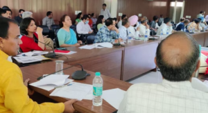 बैठक लेते धन सिंह रावत
