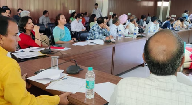 बैठक लेते धन सिंह रावत