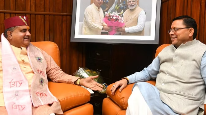 सीएम धामी के साथ महेंद्र भट्ट