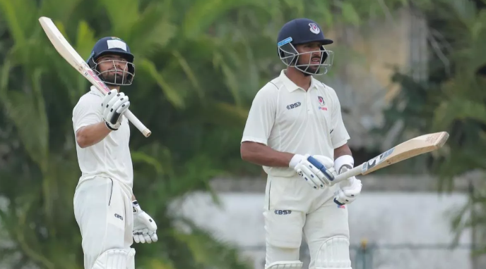 रणजी मैच के दौरान रिंकू सिंह और ध्रुव जुरेल