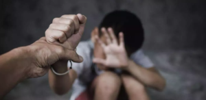 पड़ोसी की हैवानियत: कुकर्म का विरोध करने पर बेल्ट से पिटाई और जबरन पिलाता था सिगरेट