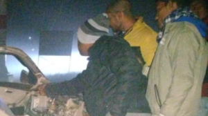 घटनास्थल पर खड़े राहगीर