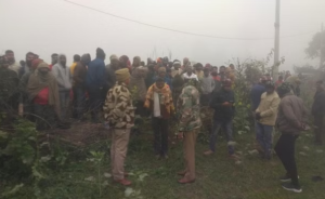 घटनास्थल पर जुटी भीड़, जांच करती पुलिस