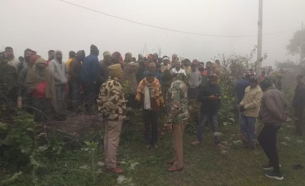 घटनास्थल पर जुटी भीड़, जांच करती पुलिस