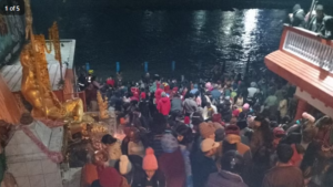 मकर संक्रांति पर उत्तरकाशी में देव डोलियों के साथ ही श्रद्धालुओं ने लगाई गंगा भागीरथी में डुबकी