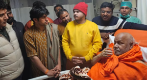जगद्गुरु रामभद्राचार्य का हालचाल जानने पहुंचे धीरेंद्र शास्त्री