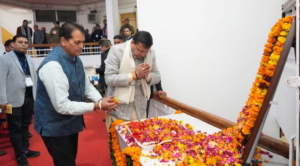 सीएम धामी श्रद्धांजलि देते