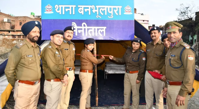 बनभूलपुरा में अतिक्रमण से मुक्त कराई भूमि पर पुलिस द्वारा अस्थाई चौकी का निर्माण किया गया।
