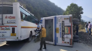 रोडवेज बस पलटी