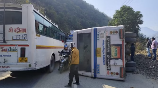 रोडवेज बस पलटी