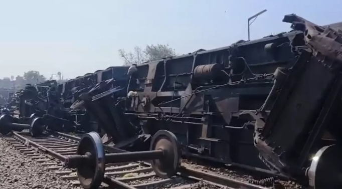 पटरी पर पलटी मालगाड़ी की 10 बोगियां।