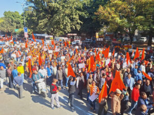 हल्द्वानी: बांग्लादेश में हिंदुओं पर हो रहे अत्याचार के खिलाफ कुमाऊं के प्रवेश द्वार हल्द्वानी में भारी आक्रोश देखने को मिला