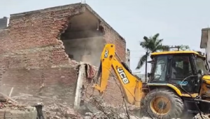 उत्तराखंड: रोडवेज की जमीन पर किए गए अतिक्रमण पर गरजी जेसीबी, मकान ध्वस्त