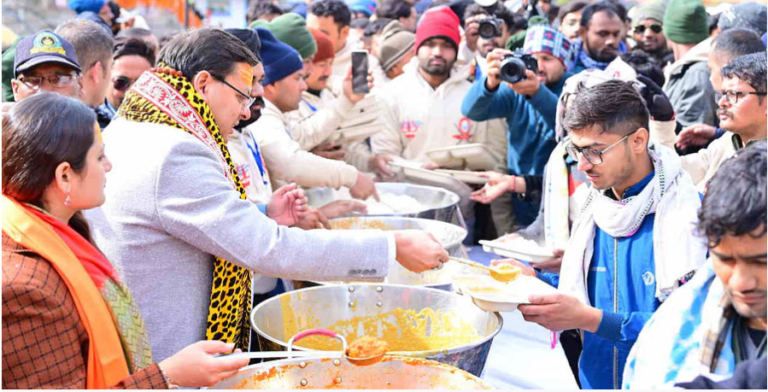 कपाट खुलने के बाद CM धामी ने श्रद्धालुओं को किया प्रसाद वितरित; देखें केदारनाथ की ये अलौकिक तस्वीरें