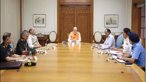 भारत-पाकिस्तान हमला: पीएम मोदी से मिले तीनों सेनाध्यक्ष और CDS, रक्षा मंत्री भी मौजूद