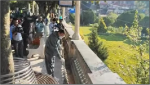 सीएम धामी ने झाड़ू लगाकर दिया स्वच्छता का संदेश: पौधारोपण भी किया, नैनीताल के विकास से जुड़े लोगों से लिया फीडबैक