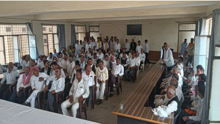 कोरांव एसडीएम के खिलाफ आक्रोशित अधिवक्ताओं का आंदोलन जारी