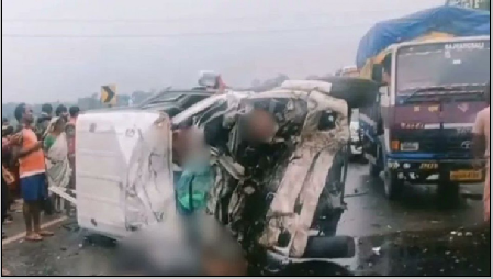 भीषण हादसा: ट्रेलर ट्रक और कार के बीच आमने-सामने की टक्कर, उड़े परखच्चे, 9 लोगों की दर्दनाक मौत