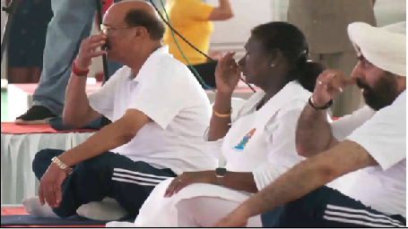पुलिस लाइन में राष्ट्रपति मुर्मू ने किया योग; सीएम धामी बोले- योग को अपनी दिनचर्या का हिस्सा बनाएं