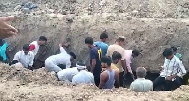 मिट्टी की ढाय गिरने से 3 महिला समेत 4 की माैत; दर्जनभर दबे… बचाव कार्य जारी