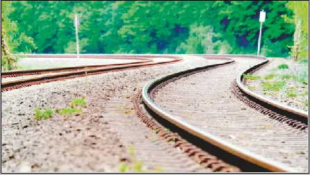 माता-पिता के बिना मैं क्या करूंगी: छत से कूदने के बाद ट्रेन के आगे लेटी युवती, दोनों पैर कटे, हालत गंभीर
