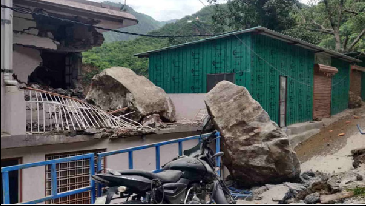 नृसिंहगाचल पर्वत का एक हिस्सा दरका, मकान पर भारी बोल्डर तेजी से लुढ़का, एक घायल, कई वाहन भी दबे