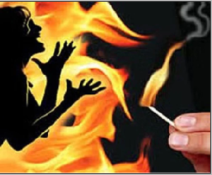 ओडिशा: सहेली के घर जा रही नाबालिग लड़की पर पेट्रोल डालकर लगाई आग, स्थानीय लोगों ने घायल लड़की को पहुंचाया अस्पताल