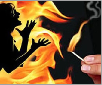 ओडिशा: सहेली के घर जा रही नाबालिग लड़की पर पेट्रोल डालकर लगाई आग, स्थानीय लोगों ने घायल लड़की को पहुंचाया अस्पताल