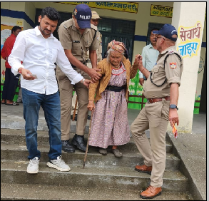Uttarakhand: उम्र नहीं बनी बाधा: 98 साल की महिला ने डाला वोट, जनता में दिखा उत्साह