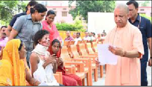 UP: मुख्यमंत्री योगी ने सुनीं 200 लोगों की समस्याएं, जमीन कब्जा मामले में सख्ती के निर्देश