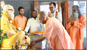 गोरखनाथ मंदिर पहुंचे सीएम योगी, कुश्ती विजेताओं को किया सम्मानित